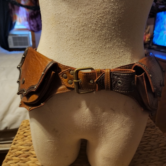 Offrandes leather utility belt main image 2